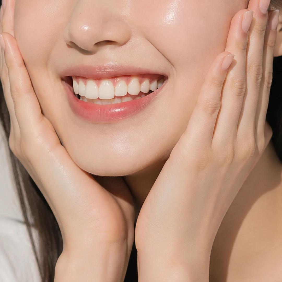 양손으로 얼굴을 감싼 여성